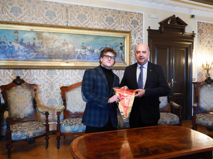 Il sindaco Dipiazza ha incontrato il cantante triestino Alessio Pipan, in arte Etra (VIDEO) 