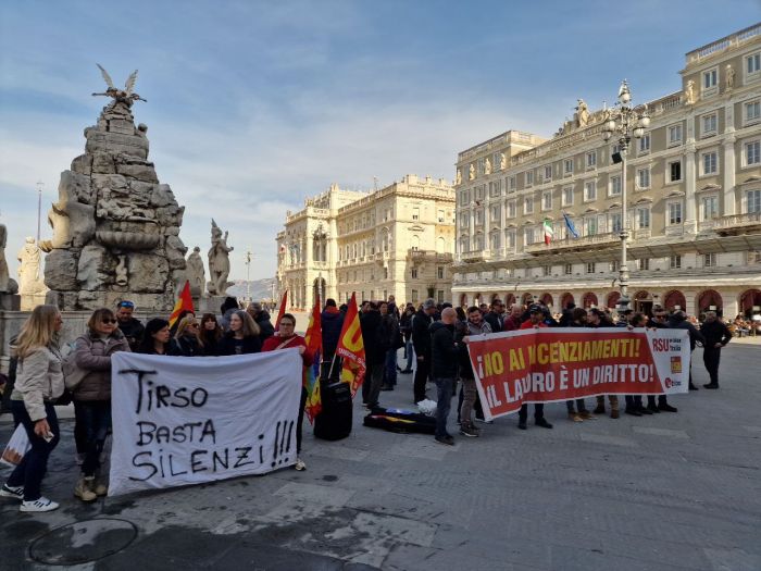 Lavoratori di Tirso e Ublox protestano in piazza Unità: "No ai licenziamenti, il lavoro è un diritto"