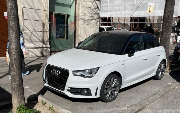 Auto parcheggiata su stallo scooter e marciapiede da tre mesi, segnalazione di un triestino