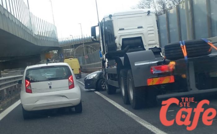 Incidente sulla sopraelevata di Molo Settimo: camion tedesco travolge una Citroën C3