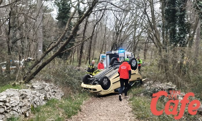 Contovello, auto si cappotta: donna triestina del 1949 soccorsa in gravi condizioni