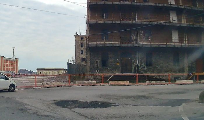 Buche pericolose sulla bretella per Porto Vivo: la segnalazione di un triestino