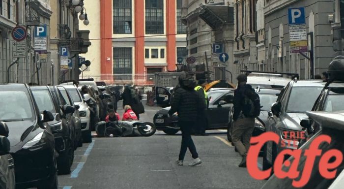Scontro auto-scooter in via Roma: scooterista trasportato a Cattinara