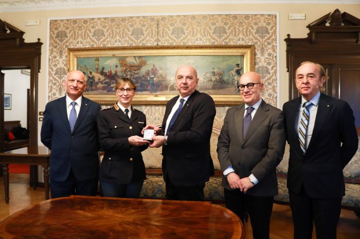 Trieste premia Antonella Cargnelutti: medaglia bronzea alla direttrice della Scuola Allievi Agenti