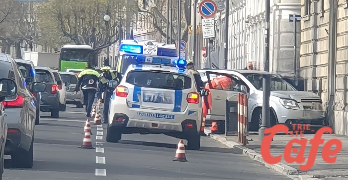 Auto finisce sul marciapiede in viale Miramare: traffico rallentato e intervento della Polizia Locale