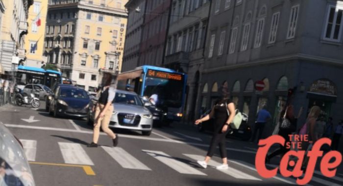 Via Ghega, scatta l’allarme per un furto: i carabinieri trovano un sospetto con droga
