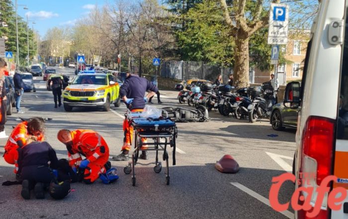 Scontro tra un'Audi e uno scooter Kymko in via Locchi: motociclista a Cattinara