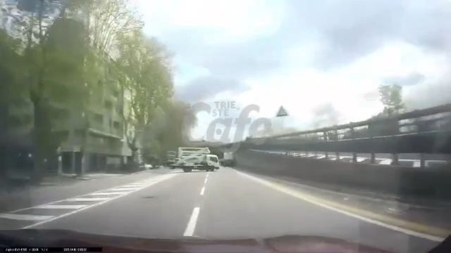 Inversione a U spericolata in viale Campi Elisi: mezzo pesante blocca il traffico nei pressi della piscina (VIDEO) 