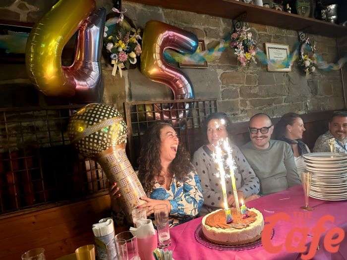 Trieste brinda a Elisa Colummi: festa scintillante per i 45 anni di una protagonista dell'arte cittadina (VIDEO)