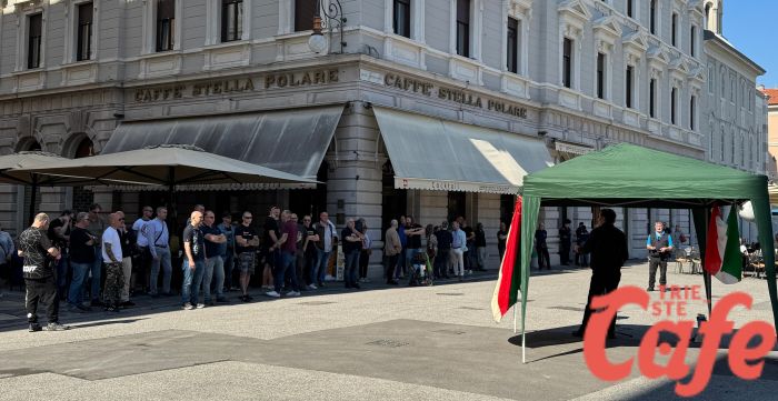 Primo Maggio Tricolore in piazza Sant'Antonio, presente anche l'ex consigliere Fabio Tuiach