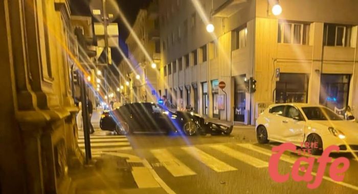 Schianto nella notte in via Filzi/via Valdirivo, un ferito lieve e danni alle auto (VIDEO)