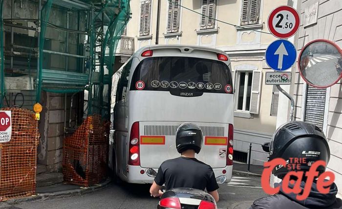 Troppo stretto il passaggio: pullman incastrato in via San Michele, caos e scooter in coda (VIDEO) 