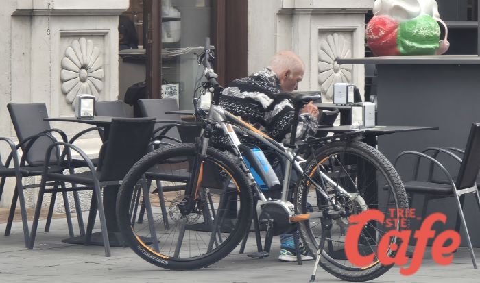 Una pausa in centro per Sebastiano Visintin: pedalata, frappé e pensieri silenziosi