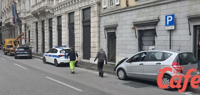 Scontro tra due auto in piazza Vittorio Veneto, ingenti danni e rallentamenti al traffico