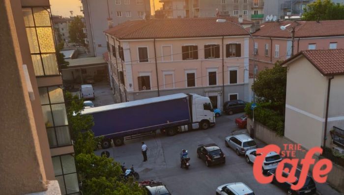 Camion bloccato tra via Scomparini e via Fitke: autobus fermo e traffico in tilt a Trieste