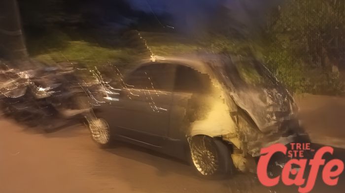 Auto in fiamme nella notte in via Di Vittorio/via Benussi: intervento dei Vigili del Fuoco
