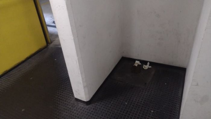 Parcheggio trasformato in latrina: nuova inciviltà segnalata a Foro Ulpiano