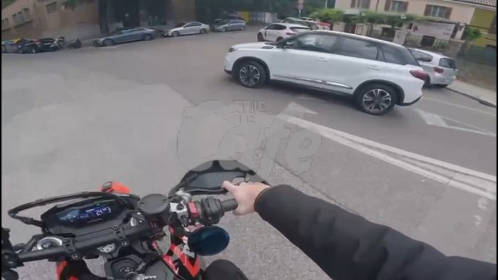 Piazza Foraggi, centauro evita l’incidente per un soffio: “Travolto se andavo avanti" (VIDEO) 
