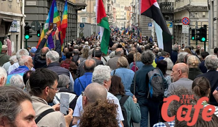 “Basta massacri a Gaza”: a Trieste un fiume umano in corteo per la pace tra israeliani e palestinesi (FOTO-VIDEO)