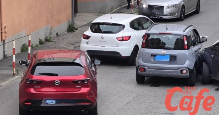Incidente a Trieste tra una Panda e una Clio: traffico in tilt tra via del Veltro e strada di Fiume