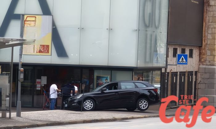 Si blocca con l’auto sulla scalinata dell’entrata: curioso incidente oggi davanti al Giulia