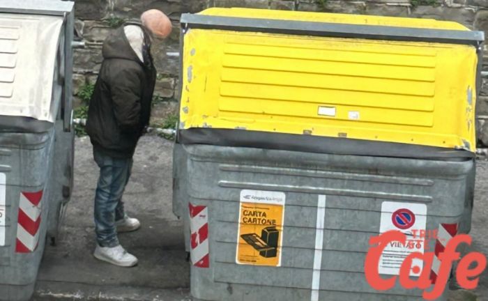 Campo San Giacomo, uomo urina tra i cassonetti in pieno giorno davanti a tutti 