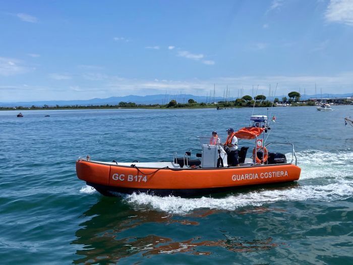 Diportista incagliato tra Marina Julia e Punta Barene: soccorso dalla Guardia Costiera