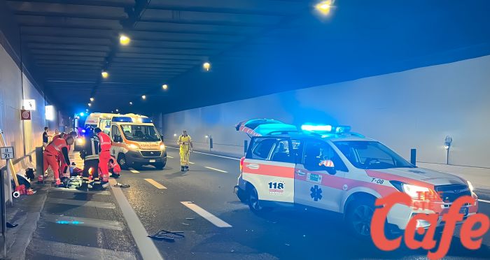 Galleria Carso, tragedia nella notte: scende per segnalare l'avaria del mezzo, viene travolto e muore