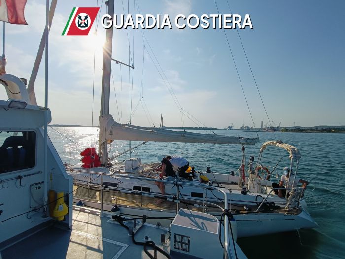 Barca a vela rischia di affondare al largo di Duino: salvati tre diportisti dalla Guardia Costiera