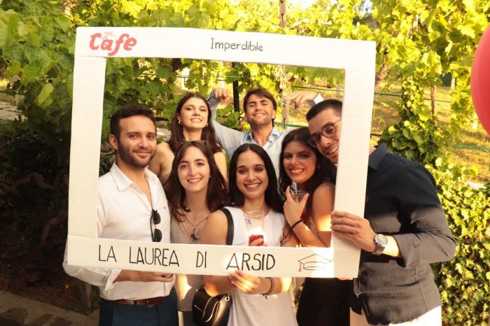 Dott. Arsid: 110 e lode e uno scatto “imperdibile” con la cornice di Trieste Cafe: indimenticabile! (VIDEO) 