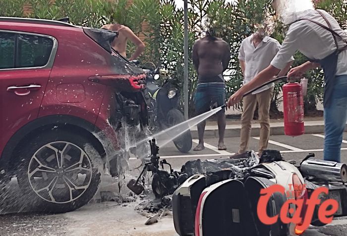 Viale Miramare, scooter tampona un’auto ferma, scoppia un incendio e i mezzi vanno distrutti