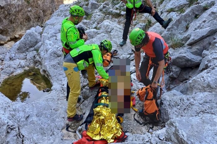 Dramma sfiorato in Val Rosandra: tredicenne si tuffa dalla cascata e finisce sulle rocce
