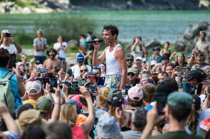 Mika incanta i Laghi di Fusine: un'esplosione di colori, voce ed emozioni al No Borders Music Festival