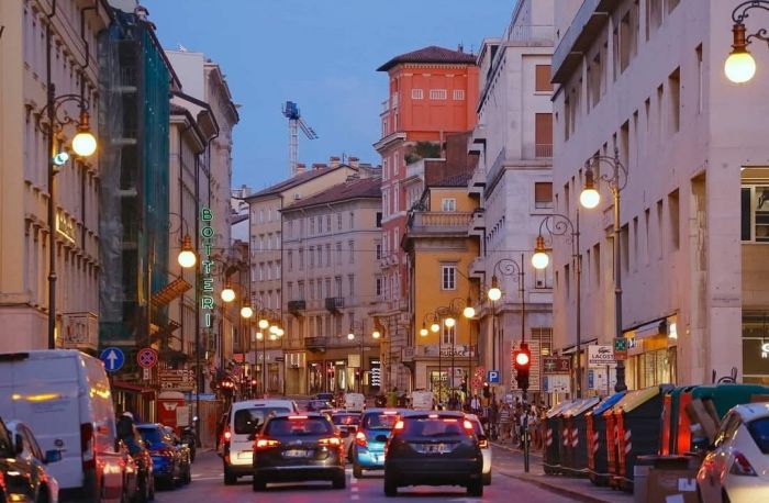 Trieste, l’appello di un cittadino: “Attenzione a dove parcheggiate, vetri e chiodi lungo i bordi strada”