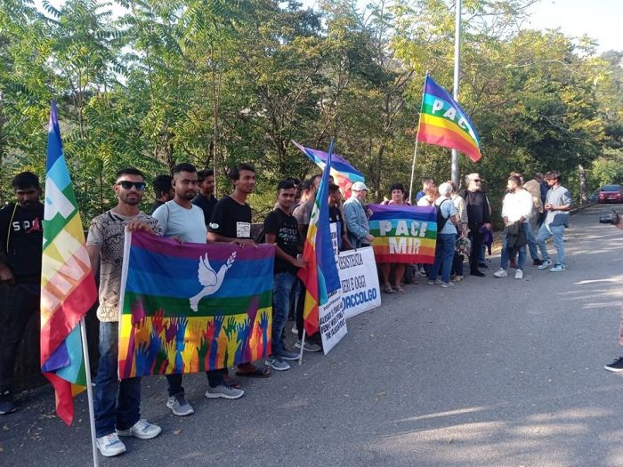 Ogni giovedì un presidio per la pace: il Comitato Danilo Dolci in piazza con candele e bandiera arcobaleno 