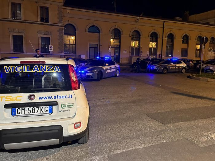 Camionista si perde a causa dei lavori stradali: scortato da una guardia giurata fino in via Coroneo 