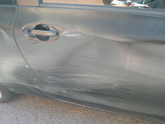 Via Sinico, Smart grigia urta un’auto e si allontana: “Fatti avanti, ci sono testimoni”