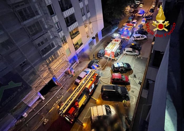 Incendio all'alba in via Revoltella: evacuate 30 persone, una salvata con l’autoscala