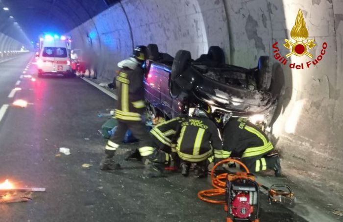 Auto si ribalta lungo la A23: otto persone a bordo, una donna in ospedale