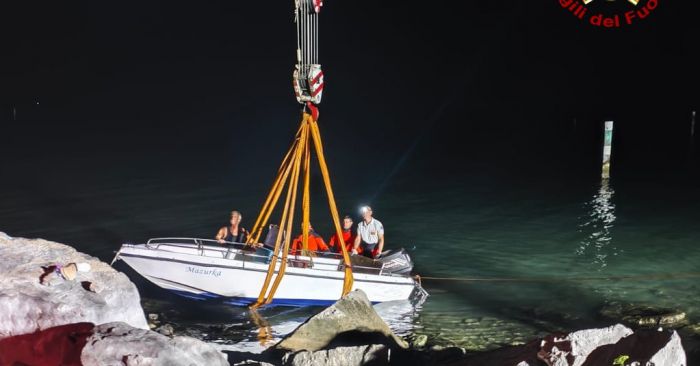 Natante rischia di affondare: recupero dei vigili del fuoco al Villaggio del Pescatore