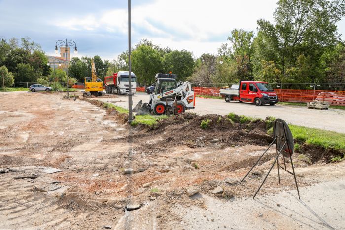 Riqualificazione del parcheggio del Ferdinandeo: pavimentazione drenante e fascia verde