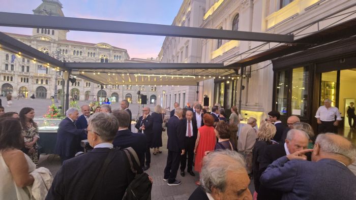 Gala memorabile in piazza Unità: Trieste abbraccia il progetto dell’Hospice Pediatrico del Burlo