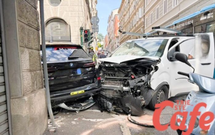 Incidente all’incrocio tra via Ginnastica e via Brunner: tre persone in osservazione a Cattinara