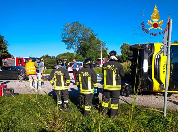 Tragedia sfiorata in Fvg: scuolabus si ribalta con 30 bambini a bordo, cinque i feriti
