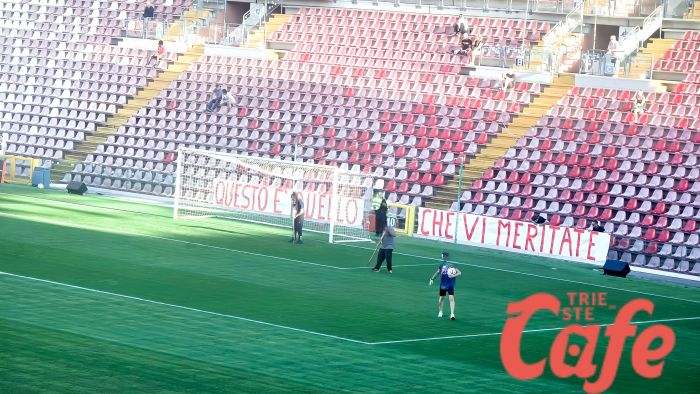 “Questo è quello che vi meritate”, lo striscione dei tifosi alabardati al Rocco 