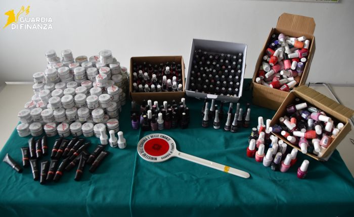 Sequestrati oltre 500 flaconi di smalti e gel per unghie nocivi alla salute