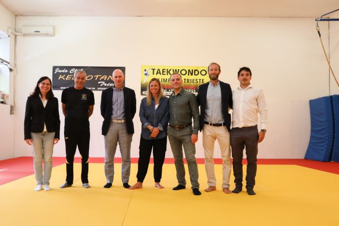 Nuovo tatami al Palachiarbola: l’assessore lodi consegna la struttura alle associazioni sportive