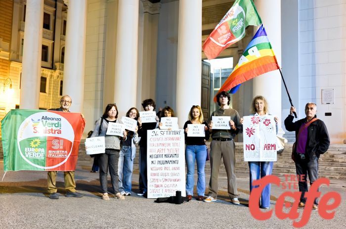Trieste si illumina per la pace: flash mob in piazza Sant’Antonio contro le armi nucleari