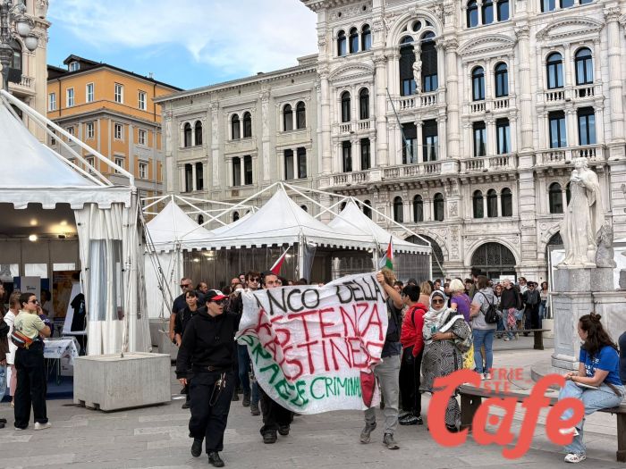 Cortei non autorizzato per la Palestina attraversa piazza Unità durante trieste next