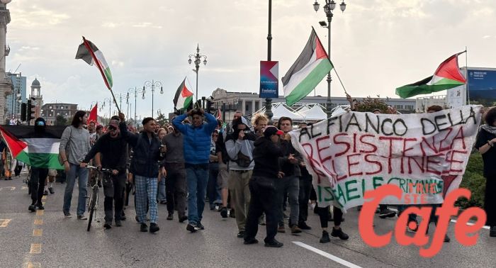 corteo non autorizzato per la palestina: dopo piazza unità i manifestanti sfilano sulle rive